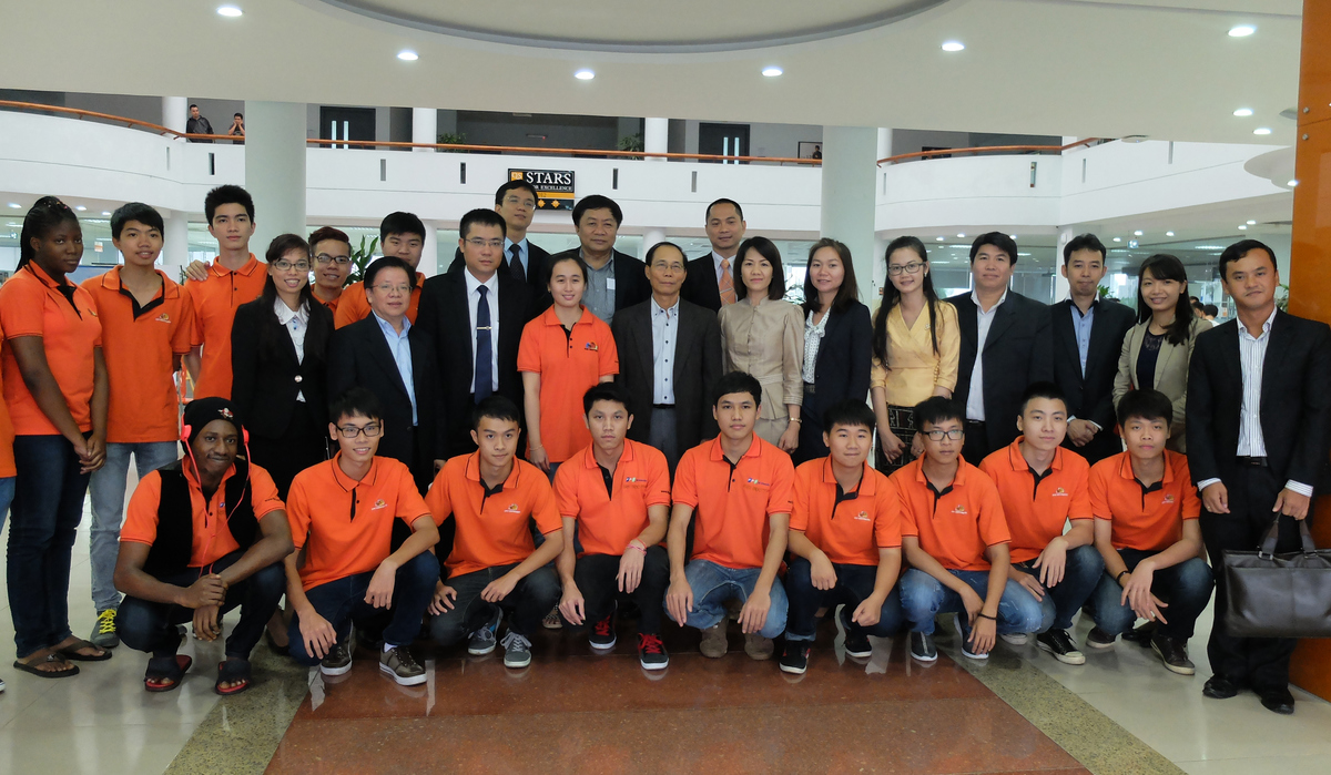 <p> Đoàn Chính phủ Lào còn nhận được sự đón tiếp nhiệt tình của các sinh viên Lào đang học tại ĐH FPT.</p>