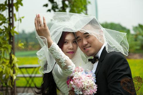 <p> Chú rể Lê Hồng Phong (FSU17) và cô dâu Đặng Quỳnh Chi.</p>
