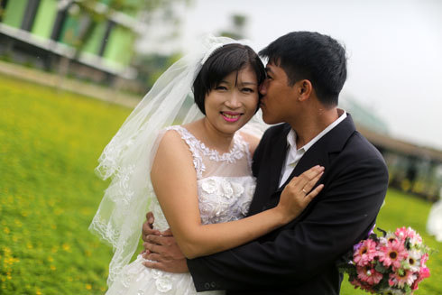 <p> Chú rể Nguyễn Bảo Huỳnh (FSU1) và cô dâu đồng nghiệp Phan Thị Thanh Hường.</p>
