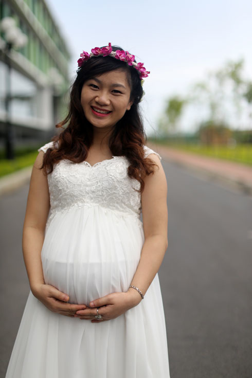 <p> Vẻ đẹp mặn mà của cô dâu Nguyễn Thị Hoa (FSU17), đang mang bầu ở tháng thứ 7. Hoa bảo, đây sẽ là một trong những kỷ niệm đẹp trước khi cô cùng chồng đón thiên thần sắp chào đời.</p>