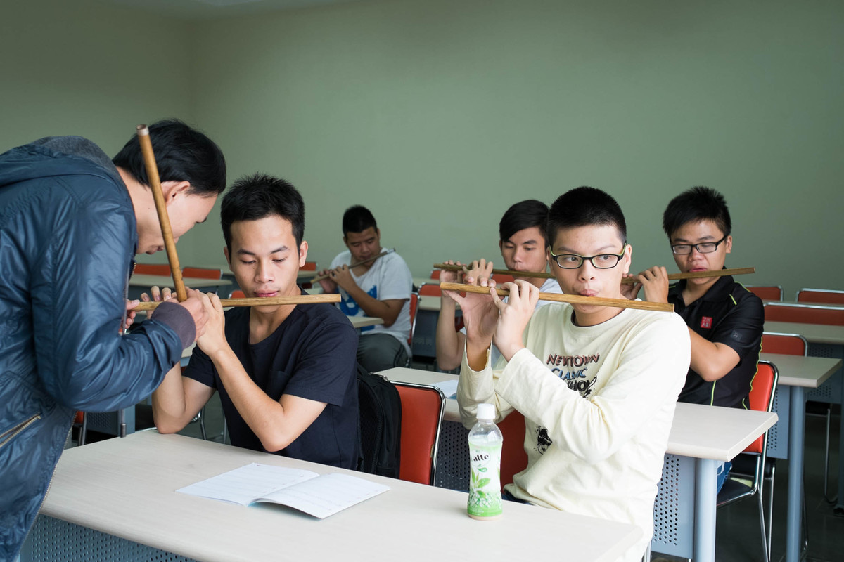 <p> Tại ĐH FPT, các sinh viên sẽ tự chọn một trong bốn nhạc cụ đàn Tranh, đàn Nhị, đàn Nguyệt và Sáo để theo học như một môn học bắt buộc. Vào thời gian này, không gian tòa nhà hiệu bộ như náo nhiệt hẳn lên với âm thanh của nhạc cụ dân tộc Việt Nam.</p>