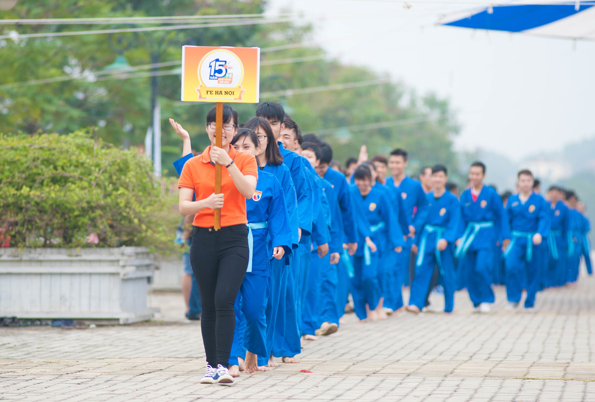 <p> Trong đoàn diễu hành của FE Hà Nội, màu áo xanh của 600 môn sinh Vovinam khóa 10 để lại nhiều ấn tượng.</p>