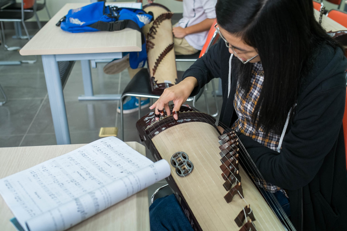 <p> Học nhạc cụ dân tộc giúp sinh viên hiểu được văn hóa và nền âm nhạc dân gian của Việt Nam.</p>