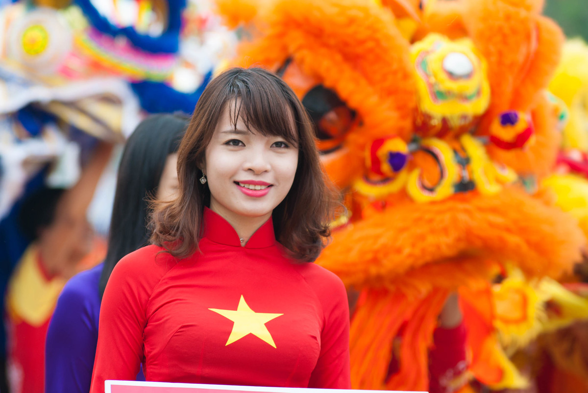 <p> Miss FE 2014 Lê Nguyên Ly, FPT Arena, dịu dàng trong tà áo dài cờ đỏ sao vàng dẫn đầu khối Liên kết quốc tế trong phần diễu hành.</p>