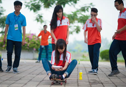 <p> Trò chơi giữ thăng bằng trên ván trượt cũng được khá đông các em học sinh, sinh viên hưởng ứng.</p>
