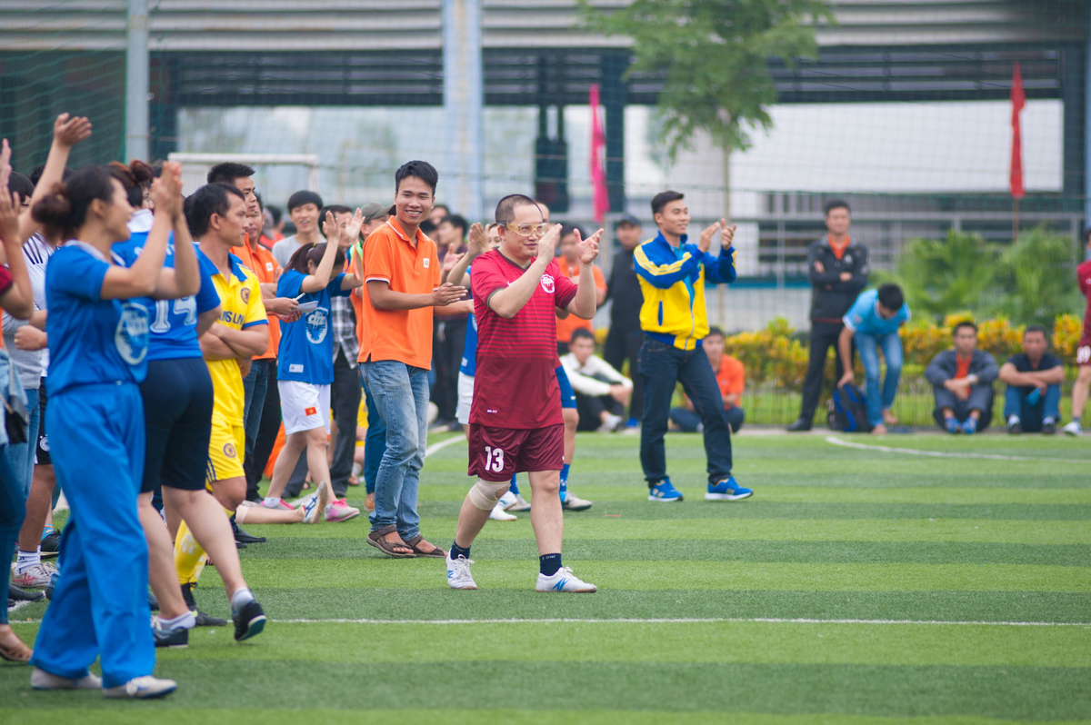 <p> Các cầu thủ và cổ động viên của đội bóng nam Hà Nội ăn mừng chiến thắng khi giành huy chương Vàng tại Hội thao.</p>