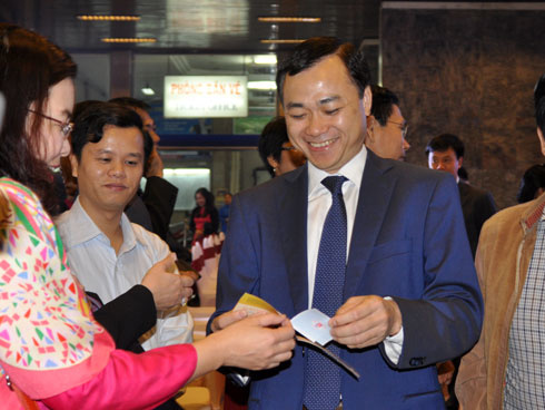 <p> Phó Chủ tịch Ngân hàng Quốc tế (VIB) Đặng Văn Sơn là người sở hữu tấm vé tàu qua hệ thống điện tử đầu tiên.</p>