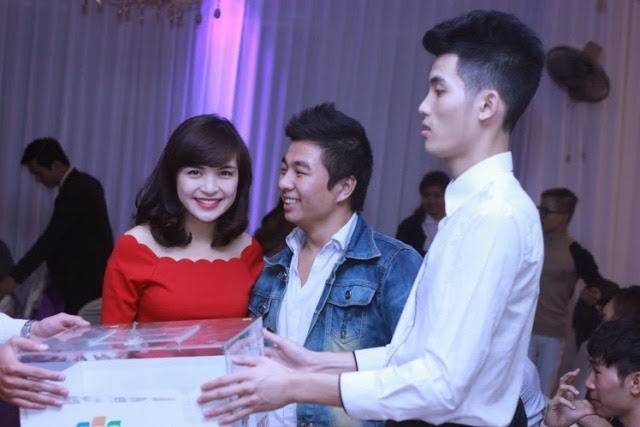 <p> MC “Kính Hồng” VTV3 Nguyễn Thị Hằng nhiệt tình tham gia ủng hộ tại đêm nhạc từ thiện của sinh viên FPT Polytechnic Hà Nội.</p>