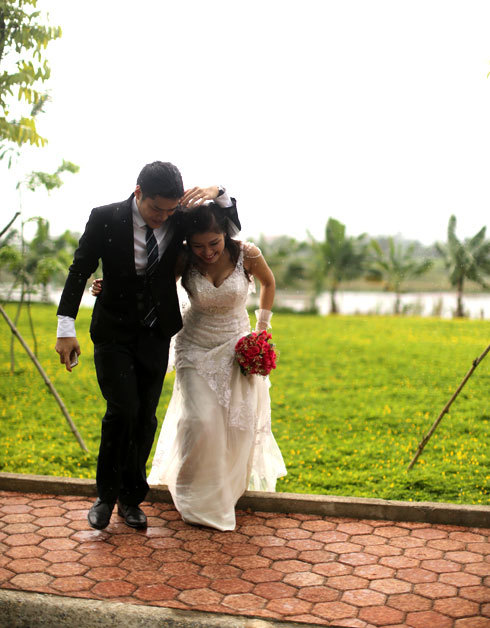 <p> Khoảnh khắc chạy mưa cũng làm cho cặp đôi Đặng Cao Mạnh (FSU11) và cô dâu Đỗ Thị Kim Oanh thâm phần lãng mạn.</p>