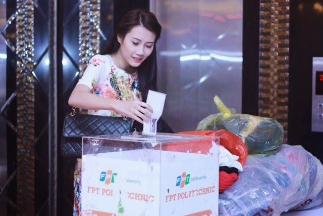<p> Đại sứ nhân ái Hội nhà báo Việt Nam Nguyễn Thanh Tú quyên góp ủng hộ chương trình.</p>