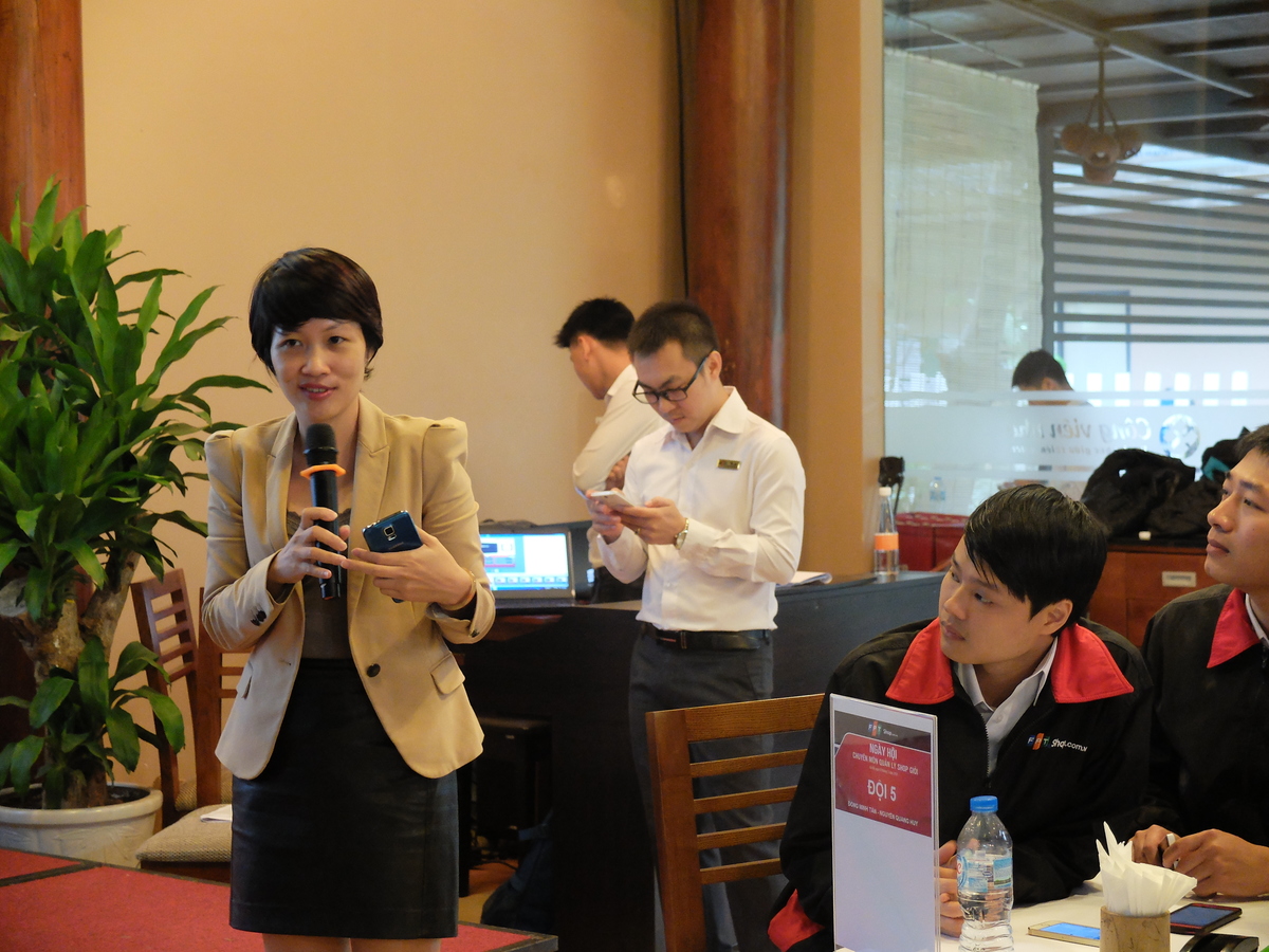 <p> Chị Vũ Thanh Huyền, Kế toán trưởng FPT Shop, tham gia giải đáp thắc mắc của người chơi về đáp án BTC đưa ra.</p>