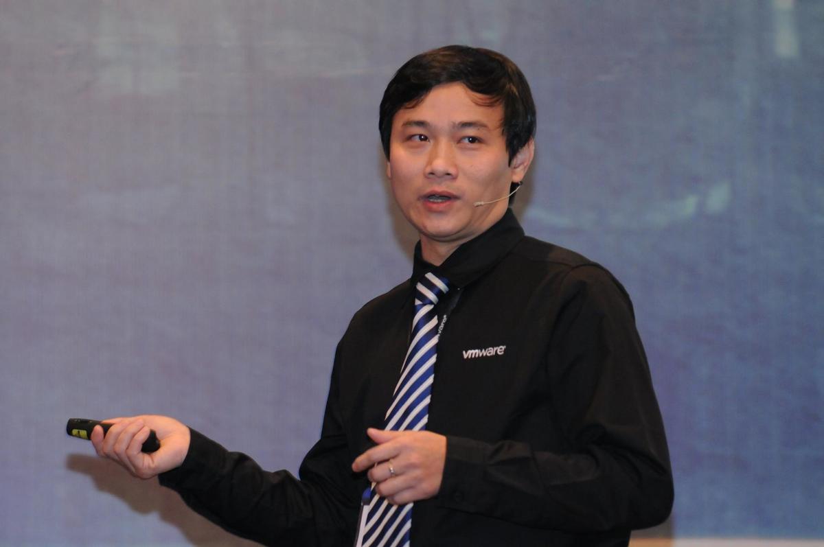 <p> Lê Ngọc Lâm, một diễn giả kỳ cựu, một chuyên gia trong lĩnh vực Quản lý ảo cho máy điện toán đám mây trong doanh nghiệp. Với hơn 15 năm kinh nghiệm trong hệ thống ảo Cloud, hiện anh đang là Kiến trúc sư hệ thống cao cấp tại VMware Việt Nam. Anh đã tham gia nhiều hội thảo cho Cloud Virtualization và giới thiệu các sản phẩm có giá trị của VMware cho các khách hàng và các chuyên gia Cloud.</p>
