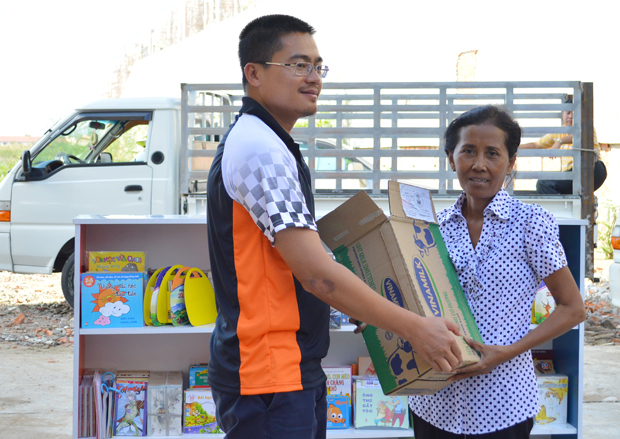 GĐ OpenNet Phùng Hưng đại diện trao tặng hơn 400 phần quà cho học sinh của trường.