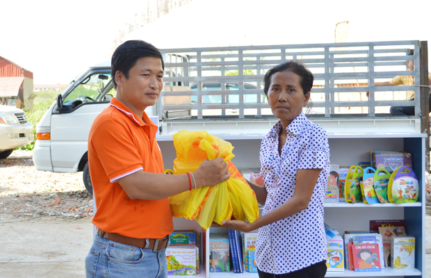 GĐ FPT IS Campuchia Nguyễn Trung Bắc cũng nhiệt tình tham gia cùng đoàn thiện nguyện trước khi về Việt Nam thăm gia đình.