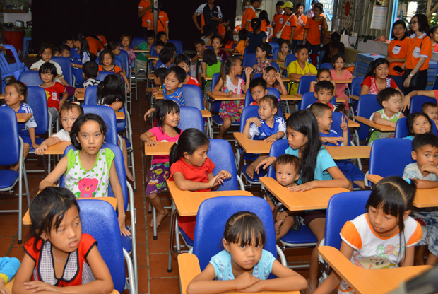 Điểm đến tiếp theo của đoàn thiện nguyện FPT là lớp học tình thương Hạnh Phúc, thuộc ngoại ô thủ đô Phnom Penh, với khoảng 50 cháu là con em kiều bào theo học các lớp mẫu giáo đến trình độ lớp 3.