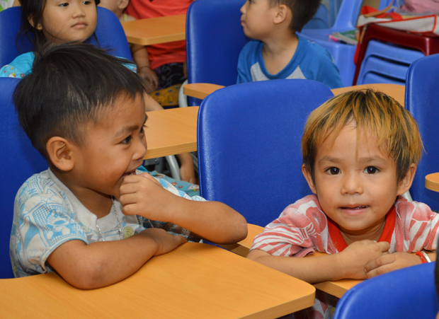 Do chưa có hộ khẩu tại Campuchia và hoàn cảnh gia đình rất khó khăn nên trẻ em ở đây không được theo học những trường chính quy. Học sinh theo học lớp tình thương chỉ đóng góp phần chi phí rất nhỏ nhưng các em cũng thường xuyên phải nghỉ học để phụ giúp việc gia đình.