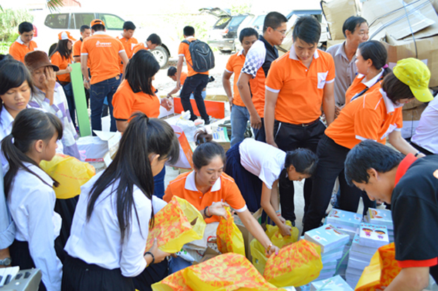 Các thành viên trong đoàn khẩn trương chuẩn bị những phần quà tặng cho học sinh.