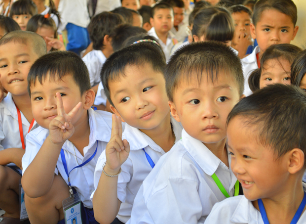 Học sinh của trường đều là con em Việt kiều sinh sống tại Phnom Penh. Theo cô Thạch Thị Lan - Hiệu trưởng nhà trường, vào mùa nước ngập, học sinh nơi đây thường phải nghỉ học từ ít nhất một tuần hoặc 2 tuần. Khi các em đi học trở lại, nhà trường phải áp dụng chế độ dạy tăng ca, tăng tiết để học sinh theo kịp chương trình.