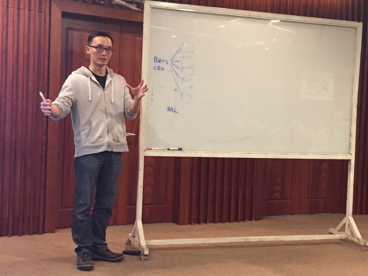 <p> Đặc biệt, chương trình còn có sự xuất hiện của GS Ngô Quang Hưng, ĐH SUNY at Buffalo (Mỹ), người rất nổi tiếng trong cộng đồng học thuật về khoa học máy tính. Anh đã tham gia giải đáp, đưa ra những góc nhìn mới mẻ, có tính hệ thống về dữ liệu lớn, giúp buổi seminar thêm chất lượng.</p>