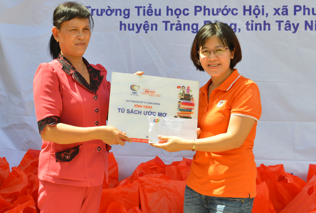 Chị Trần Thu Trang đại diện đoàn trao tặng tổng cộng 41,5 triệu đồng gồm hiện kim và hiện vật cho trường Tiểu học Phước Hội.