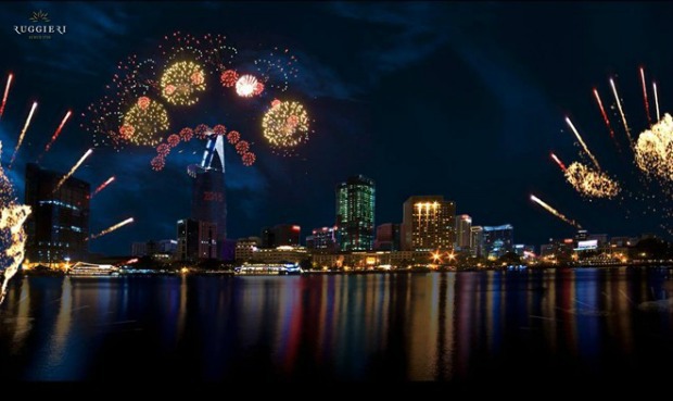 <p> Thủ phủ của miền đất phương Nam đón năm mới bằng màn pháo hoa đặc sắc từ Tháp Tài chính Bitexco, quận 1, từ 0h đến 0h15 ngày 1/1/2015. </p>
