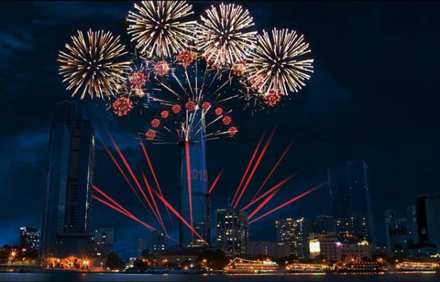 <p> Đây là lần đầu tiên tòa tháp biểu tượng của TP HCM được chọn làm điểm bắn pháo hoa nghệ thuật chào năm mới, thường lệ được tổ chức tại đầu Hầm vượt sông Sài Gòn.</p>