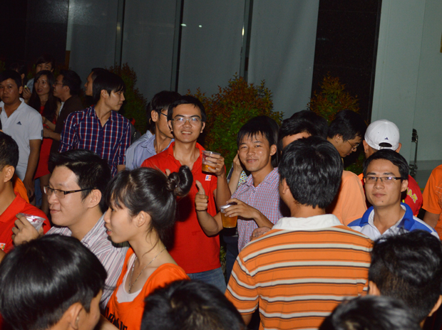Từ 18h, đông đảo CBNV đến từ các đơn vị thành viên cũng như những người làm việc tại tòa nhà FPT Tân Thuận đã