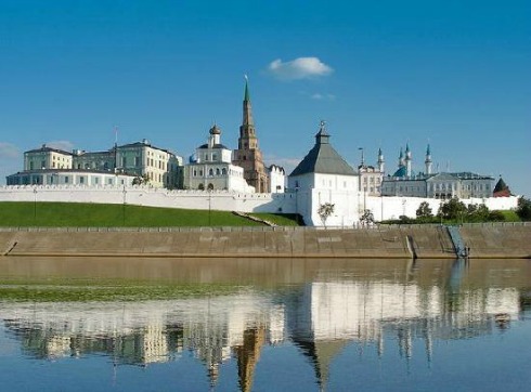 Kazan khép mình tĩnh lặng bên bờ sông Volga. Cảnh quan thành phố là một khối kiến trúc tổng hòa giữa sự nghiêm trang và vui nhộn. Cho dù khuynh hướng tâm linh của bạn là gì, bạn cần ghé đến Đền thờ All Religions (Tất cả Tôn giáo), một trung tâm văn hóa lộng lẫy được nghệ sĩ Ildar Khanov xây dựng. Mặc dù vẫn đang trong quá trình xây dựng, "đền thờ" là một bữa tiệc cho thưởng ngoạn và tâm linh.