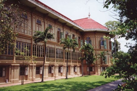 <p> Cung điện Vimanmek nguyên là một cung điện hoàng gia của Thái Lan, nằm trong khu Hoàng cung Dusit. Đây là cung điện được tin rằng làm bằng gỗ tếch màu vàng lớn nhất thế giới. Quốc vương Chulalongkorn (Rama V) xây dựng cung điện này vào năm 1901, xem như ngôi nhà ở miền quê mát mẻ dùng vào những việc nghỉ ngơi, thuộc vùng ngoại ô của Bangkok. Đức vua đã ở nơi này 5 năm - đến năm 1906. Từ năm 1932, cung này bị biến thành nhà kho. Từ năm 1982, cung Vimannek được trùng tu và trở thành một viện bảo tàng về vua Chulalongkorn.</p>