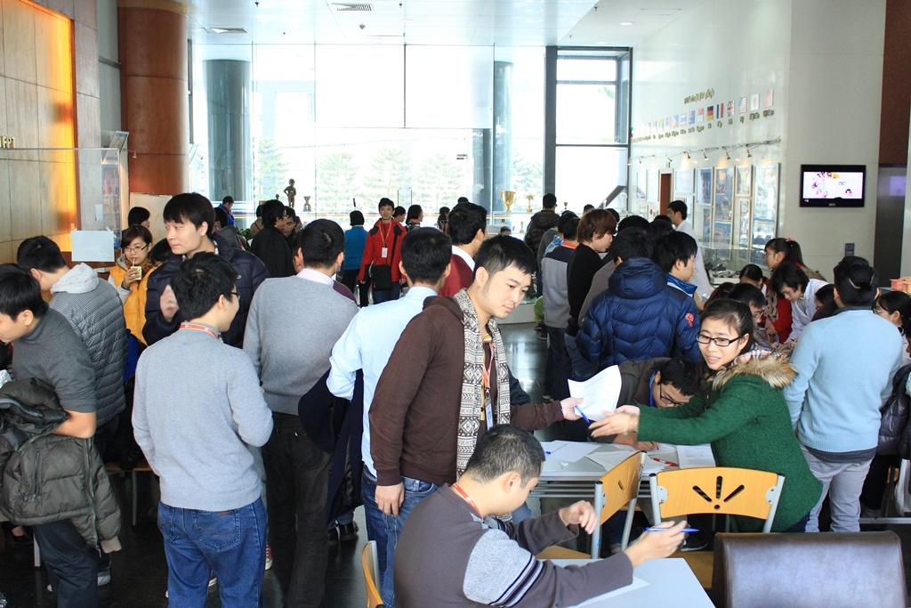 <p> Từ đầu giờ sáng nay (ngày 15/1), rất đông CBNV đã tập trung tại sảnh tầng tòa nhà FPT Cầu Giấy, Hà Nội, để tham gia hiến máu. Đến 12h, có khoảng hơn 170 người đăng ký tham gia.</p>