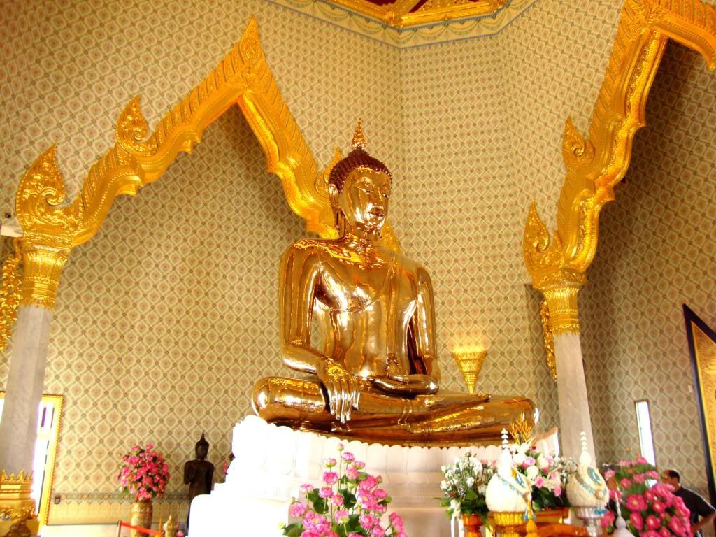 <p class="Normal"> Chùa Phật Vàng ở Thái Lan nổi tiếng với pho tượng nguyên khối cao 3,5 m và nặng 5,5 tấn. Một bức tượng Phật vô cùng vĩ đại thể hiện sự sùng bái tuyệt đối của người dân Thái Lan đối với đạo Phật. Bức tượng là biểu tượng cho quyền năng, sự thịnh vượng và thuần khiết. </p>
