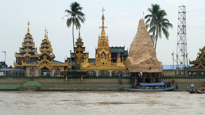 <p> Nhân dịp này, Đoàn cũng đến thăm chùa Ye Le Paya, còn được gọi là Thanlyin hay “chùa giữa dòng” do chùa nằm trên cù lao nhỏ ở giữa sông; chùa Vàng Shwedagon... Điểm khác biệt của người Myanmar khi đến chùa là họ đến để cung tiến, báo cáo những việc lành đã làm được, chứ không phải cầu xin được ban phước.</p>