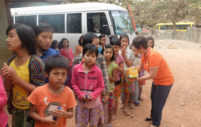 <p> Trẻ em Myanmar rất ngoan, thân thiện, các em đứng xếp hàng tuần tự để nhận quà. </p>