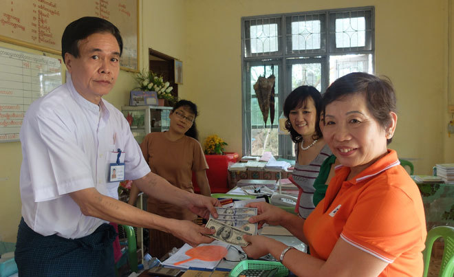 <p> Tại thiền viện Pa-Auk, FPT đã tài trợ hai ngày ăn chay miễn phí, tương đương khoảng 600 suất ăn. Các lãnh đạo cũng được trải nghiệm bữa cơm chay của người Myanmar tại đây.</p>