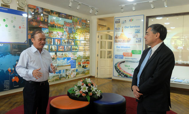 <p> Chia sẻ với Thứ trưởng Nguyễn Minh Hồng, anh Châu cho biết, FPT Myanmar là mục tiêu dài hạn của FPT.</p>