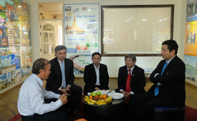 <p> Nguyên Chủ tịch FPT Myanmar Hoàng Minh Châu (<em>ngoài cùng bên trái</em>) báo cáo Thứ trưởng Bộ Thông tin truyền thông Nguyễn Minh Hồng (<em>thứ hai từ trái sang</em>) kết quả hoạt động của đơn vị trong năm 2014. Hoàn thành các chỉ tiêu kinh doanh, FPT Myanmar đang nỗ lực mở rộng cơ hội kinh doanh của mình tại mảnh đất vàng.</p>