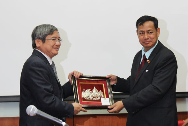 <p> Trước khi đến thăm FPT, Bộ trưởng U Ye Htut cũng đã có buổi làm việc với các lãnh đạo Nhà nước.</p>