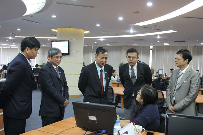 <p> Tham khảo quy trình sản xuất tin bài của báo điện tử VnExpress, Bộ trưởng U Ye Htut rất ấn tượng với mô hình tòa soạn hội tụ.</p>