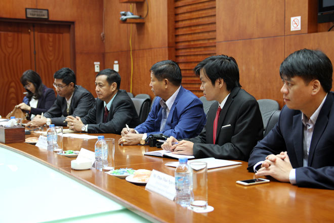 <p> Cùng đi với Bộ trưởng U Ye Htut (thứ ba từ trái sang) còn có Giám đốc các cơ quan trực thuộc Bộ. </p>