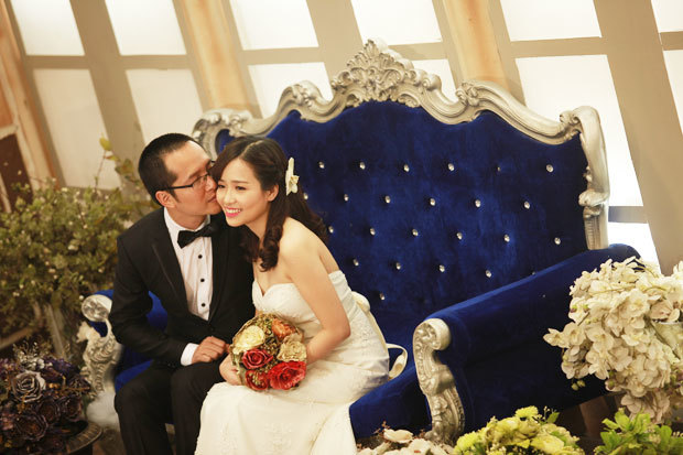 <p class="Normal"> Cả hai vợ chồng đều ở Hà Nội nên hôn lễ của cô sẽ được tổ chức trong cùng ngày.</p>