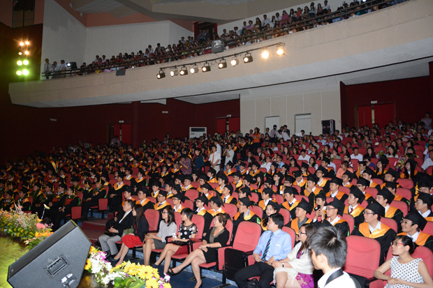 Chiều ngày 25/1, lễ tốt nghiệp đợt 1 năm 2015 của ĐH FPT đã diễn ra tại Nhà hát Quân đội, quận Tân Bình, TP HCM. Đợt này, nhà trường công nhận tốt nghiệp cho 372 sinh viên theo học 2 chuyên ngành CNTT và Kinh tế.