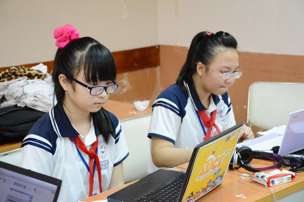 Các nữ sinh trường THCS Nguyễn Văn Trỗi chăm chú thực hiện tác phẩm của đội.