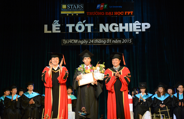 Với số điểm tổng kết đạt 9 điểm, sinh viên Trần Nguyễn Đăng Khoa đã xuất sắc trở thành thủ khoa trong đợt tốt nghiệp đầu tiên của năm mới.