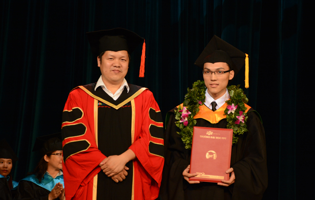 TS. Đàm Quang Minh trao bằng tốt nghiệp cho tân cử nhân. Đây cũng là lần đầu tiên anh