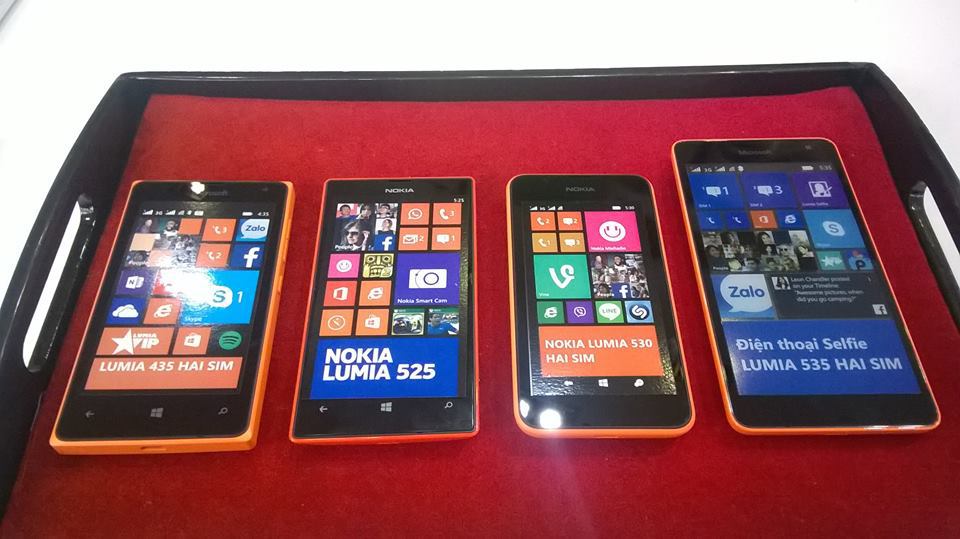<p class="Normal"> Mặt trước của máy giống như những dòng Lumia trước đều là màu đen. Máy dễ dàng thay vỏ. Về cấu hình, Lumia 435 sử dụng màn hình 4 inch với độ phân giải 800x430 pixel.</p>