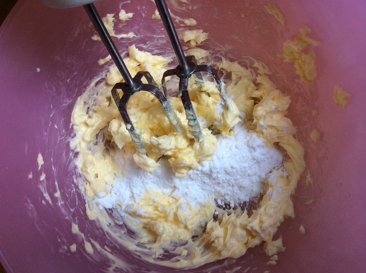 <p> <strong>Bước 1:</strong> Bơ để mềm ở nhiệt độ phòng, đánh bơ mềm với muối sau đó rắc dần đường bột vào cùng. Vừa đánh bơ vừa rắc đường.</p>