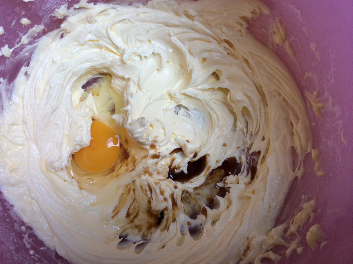 <p> <strong>Bước 2:</strong> Khi bơ và đường đã hòa quyện và bơ mềm, bạn đập trứng vào bát sau đó cho 5ml vanilla và đánh tiếp cho hỗn hợp được trộn đều.</p>
