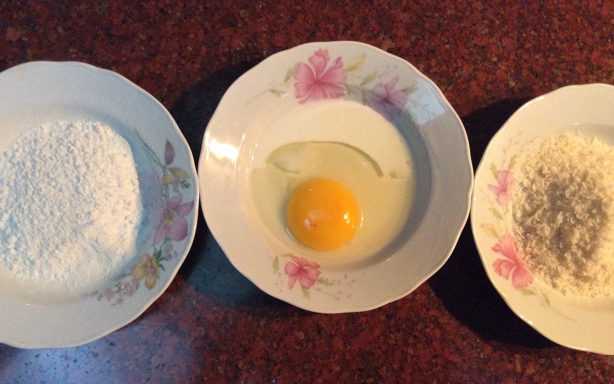 <p style="text-align:justify;"> <strong>Bước 4:</strong> Cho bột chiên giòn ra một đĩa, một đĩa đập trứng cho thêm 1 thìa con sữa tươi không đường rồi ngoáy tan, một đĩa khác để bột chiên xù.</p>