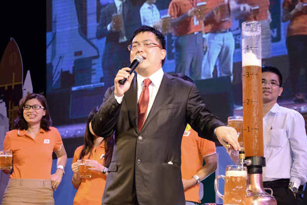 Anh Hoàng Nam Tiến cùng các Manager FPT Software HCM khai tiệc bia.