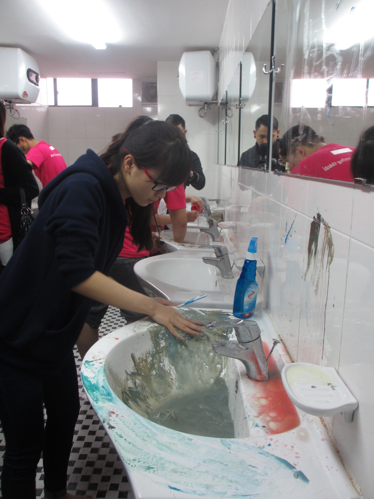 <p style="text-align:justify;"> Các học sinh nỗ lực để tiết kiệm nước, nguyên liệu và tận dụng sáng tạo các dụng cụ để làm sạch.</p>